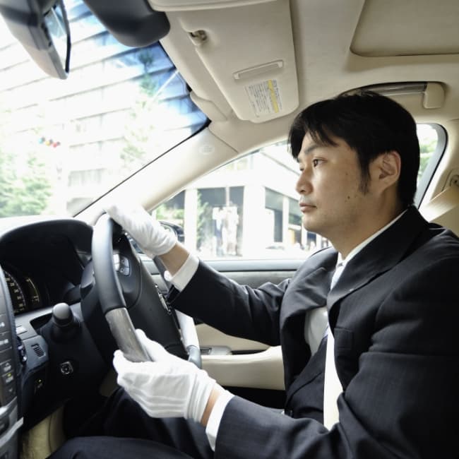 院長/理事長の移動時の「安心」と「安全」と「笑顔」を守るお仕事は 車両運行管理、業界No.1企業の大新東㈱(シダックスグループ)にお任せください。